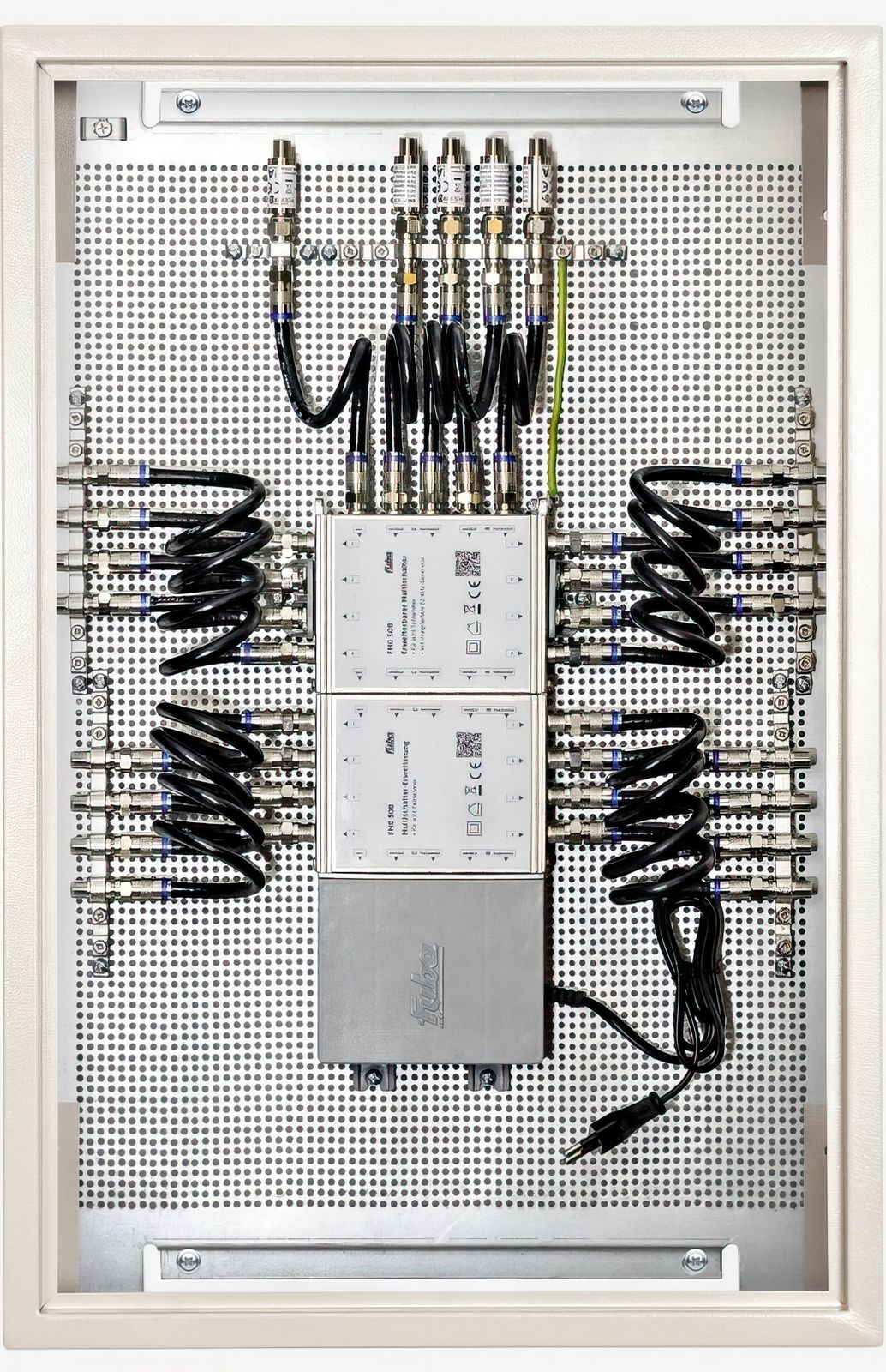 Fuba FMP 516 SL Multischalterpanel 5/16 mit Schrank \n vormontiertes Multischalter-Paneel für den Empfang eines Satteliten mit 16 Teilnehmeranschlüssen