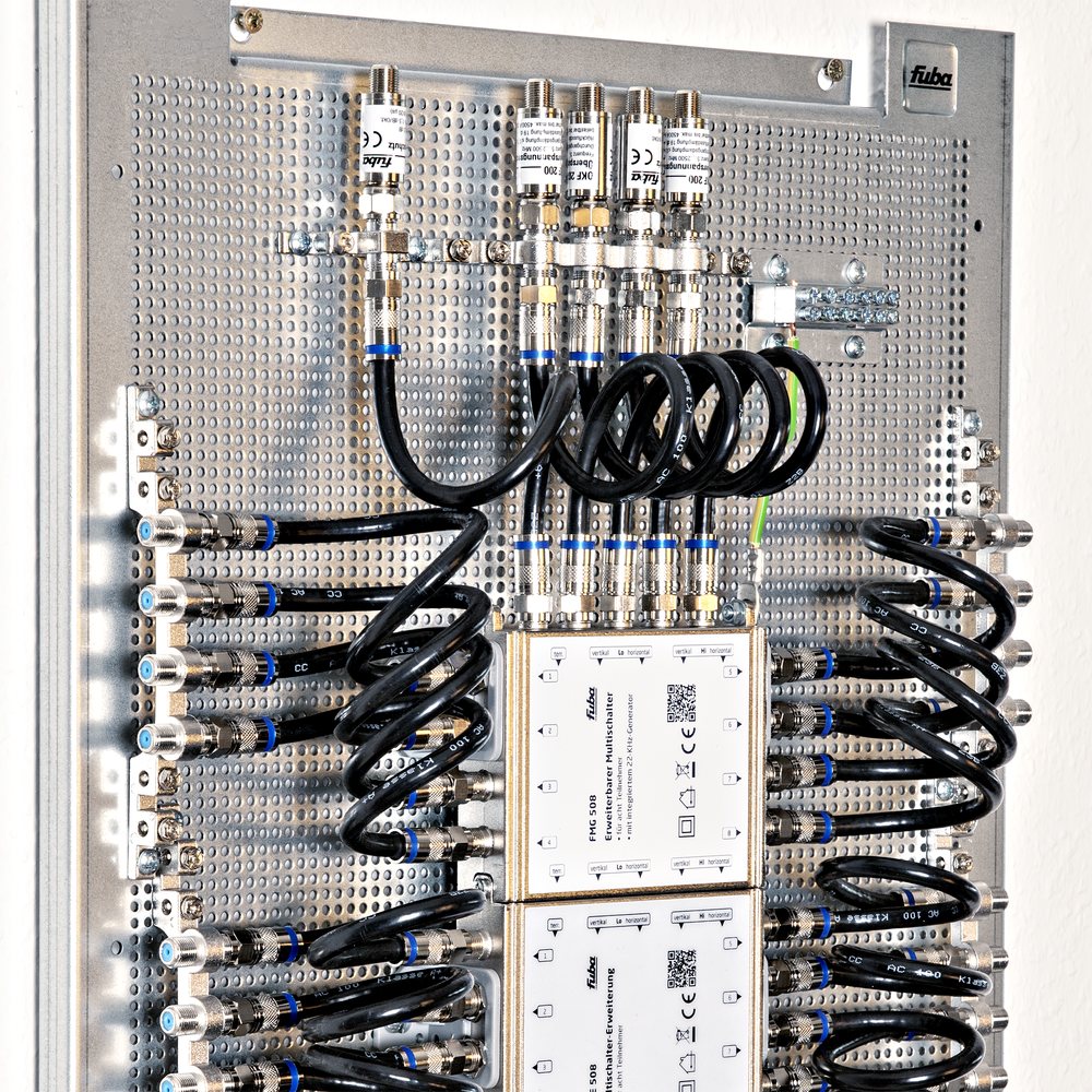 Fuba FMP 524 SL Multischalter-Panel 5/24 mit Gehäuse \n vormontiertes Multischalter-Paneel für den Empfang der Signale eines Satelliten mit 24 Teilnehmeranschlüssen mit Gehäuse LMG 4060