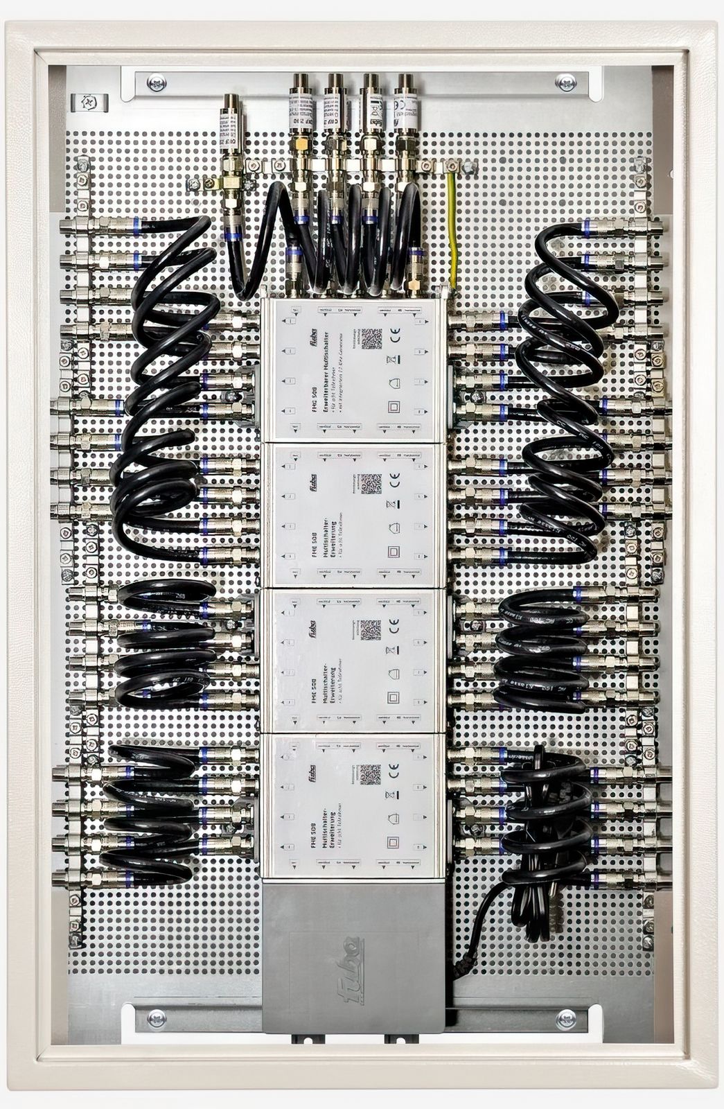 Fuba FMP 532 SL Multischalterpanel 5/32 mit Schrank \n vormontiertes Multischalter-Paneel für den Empfang eines Satteliten mit 32 Teilnehmeranschlüssen mit Gehäuse
